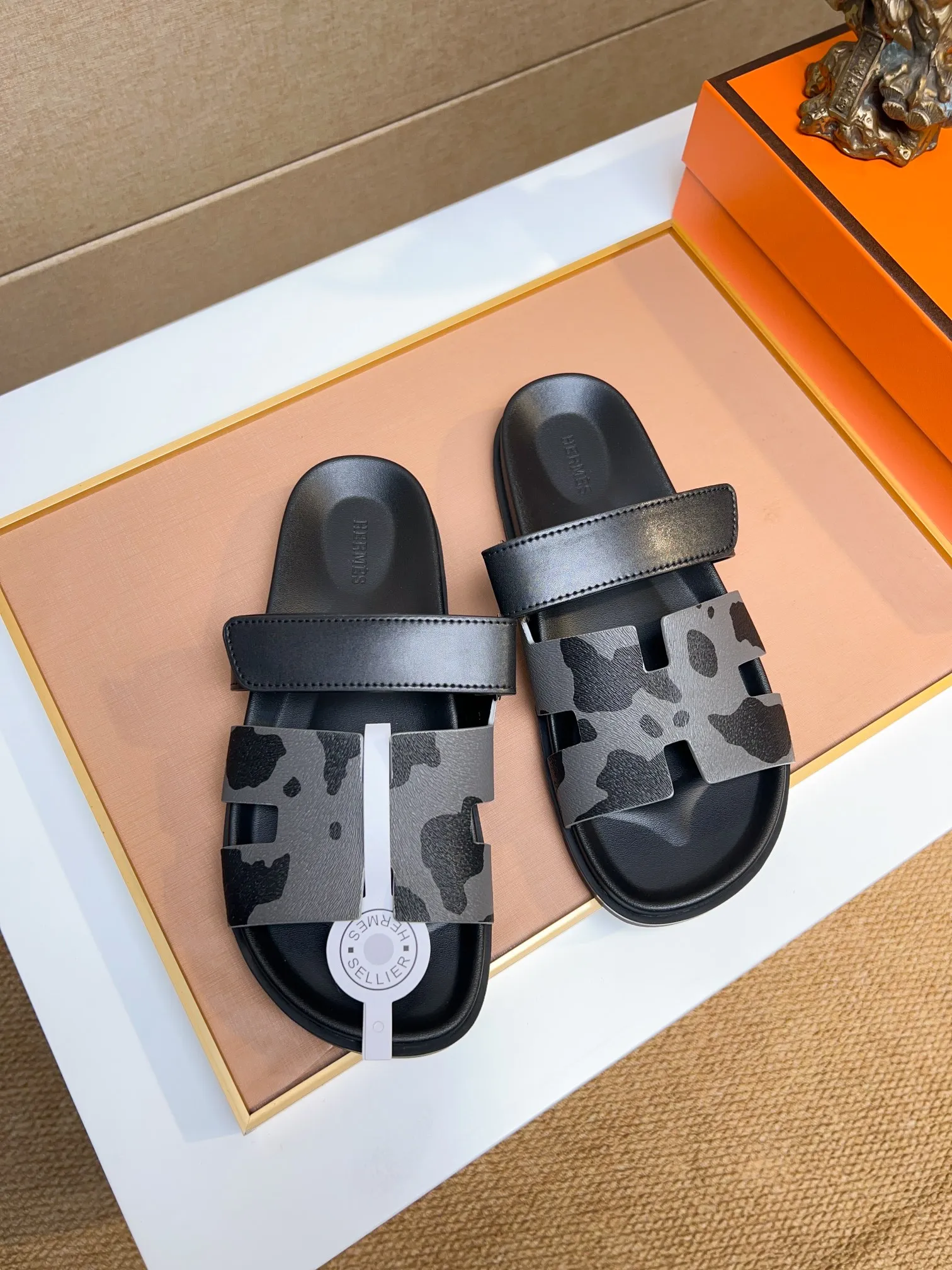 Men's clothing and shoes 💰340 💅💅💅 new arrival. Hermes Hermes official website latest counter synchronized new oran color leather H slippers, the original Paris version flew back to the original model and opened the mold to make it perfectly🍌The highest quality Sincerity, you can enter and leave the counter at will [Deyi] The upper is made of original customized  colored palm prints, crocodile print, ostrich print, colored cow leather, colored cow suede, 🤔 horse hair, 🥳 colored diamonds, 🥰 3D printing, and other genuine leather slippers, imported cow pattern foot pad lining, Italian  latest original genuine leather combination outsole Code number: 38-48 (customized at 46.47.48) Can be made into picture combination sole with genuine leather pattern and ordinary molded outsole